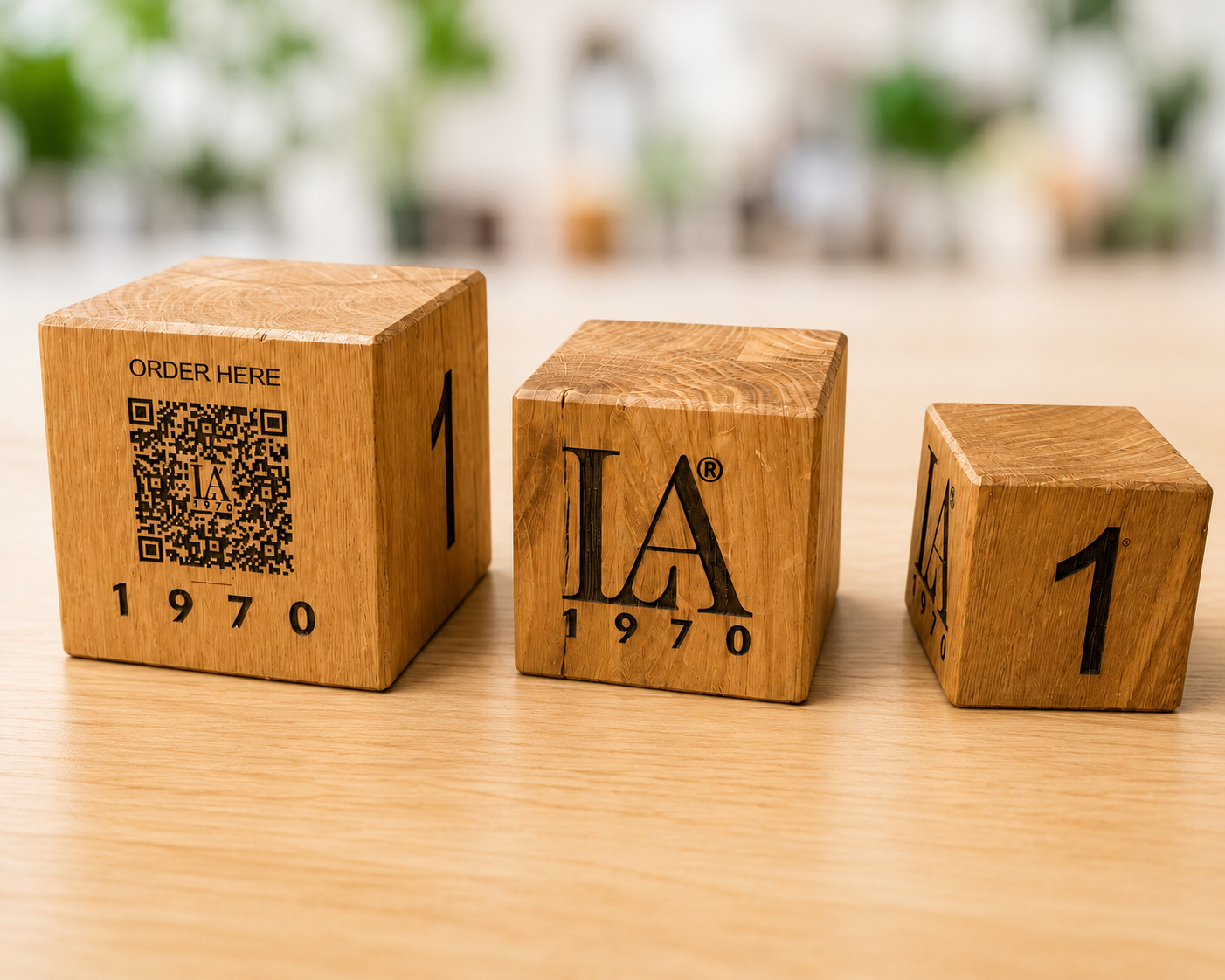 Segnaposto da tavolo a cubo in massello di rovere – personalizzabile con incisione