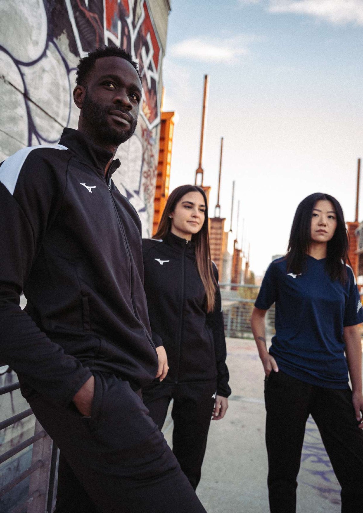 Mizuno Lifestyle | Big RB | Schwarze Trainingsjacken am Modell