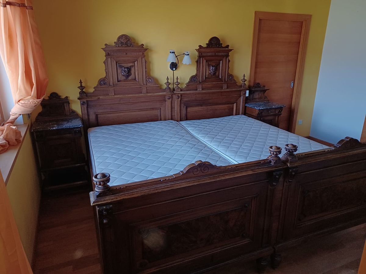 Originalfoto antikes Schlafzimmer mit geschnitzten Betten