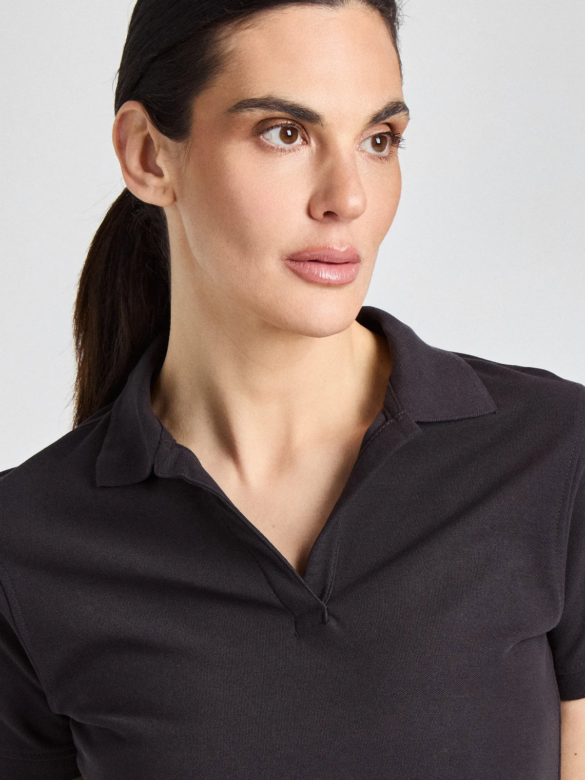 Poloshirt Susa Lady mit offener Knopfleiste – anthrazit – Farbcode 1001 – Bild 2