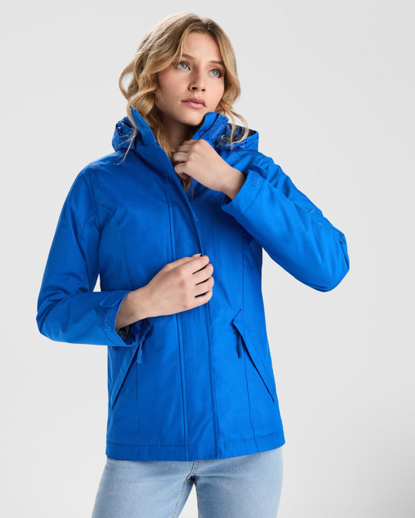 PARKAS AMERICA WOMAN – aus Außenmaterial: 100 % recyceltes Polyester. Innenfutter: 100 % recyceltes Polyester. Wattierung: 100 % recyceltes Polyester. 400 g/m². – Bild 2