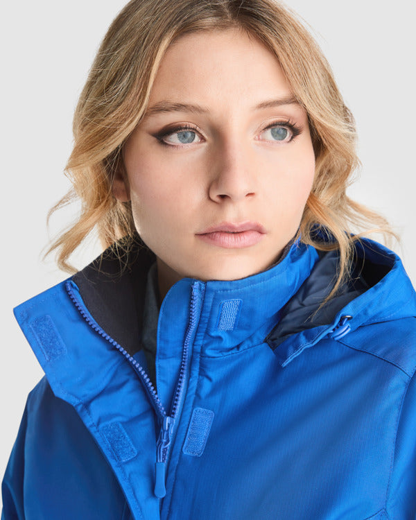 PARKAS AMERICA WOMAN – aus Außenmaterial: 100 % recyceltes Polyester. Innenfutter: 100 % recyceltes Polyester. Wattierung: 100 % recyceltes Polyester. 400 g/m². – Bild 5