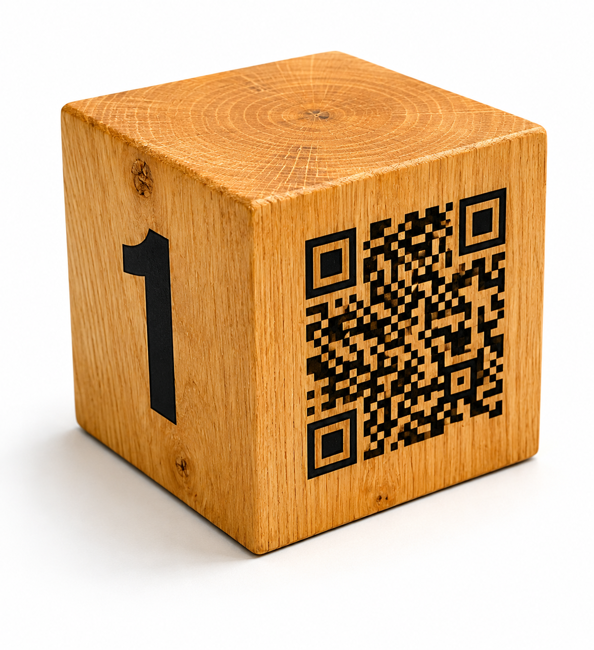 myvolui Holzwürfel mit QR-Code & Tischnummer aus Eiche