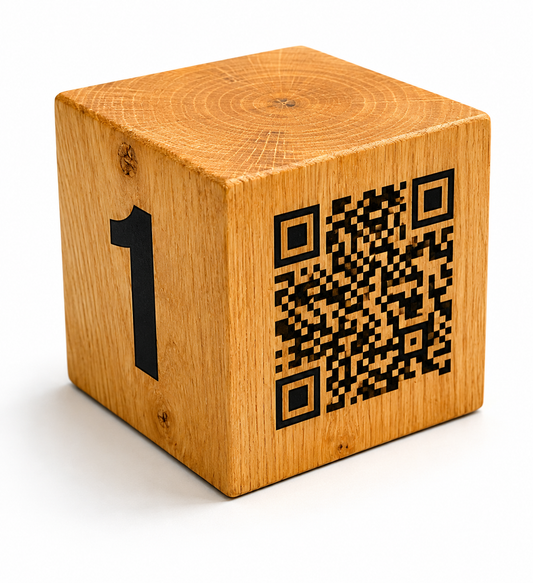 myvolui Holzwürfel mit QR-Code & Tischnummer aus Eiche