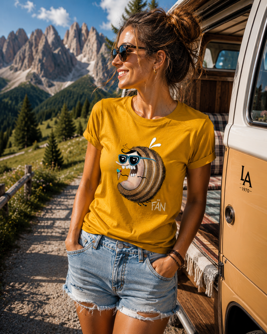 Damen T-Shirt in Mustard mit Bee-Motiv in den Bergen