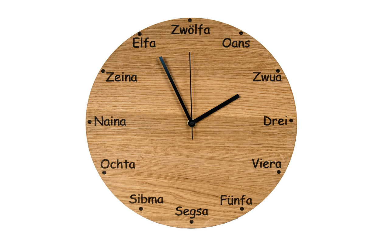 Runde Wanduhr aus massiver Eiche – Originalansicht, Gravurbeispiel