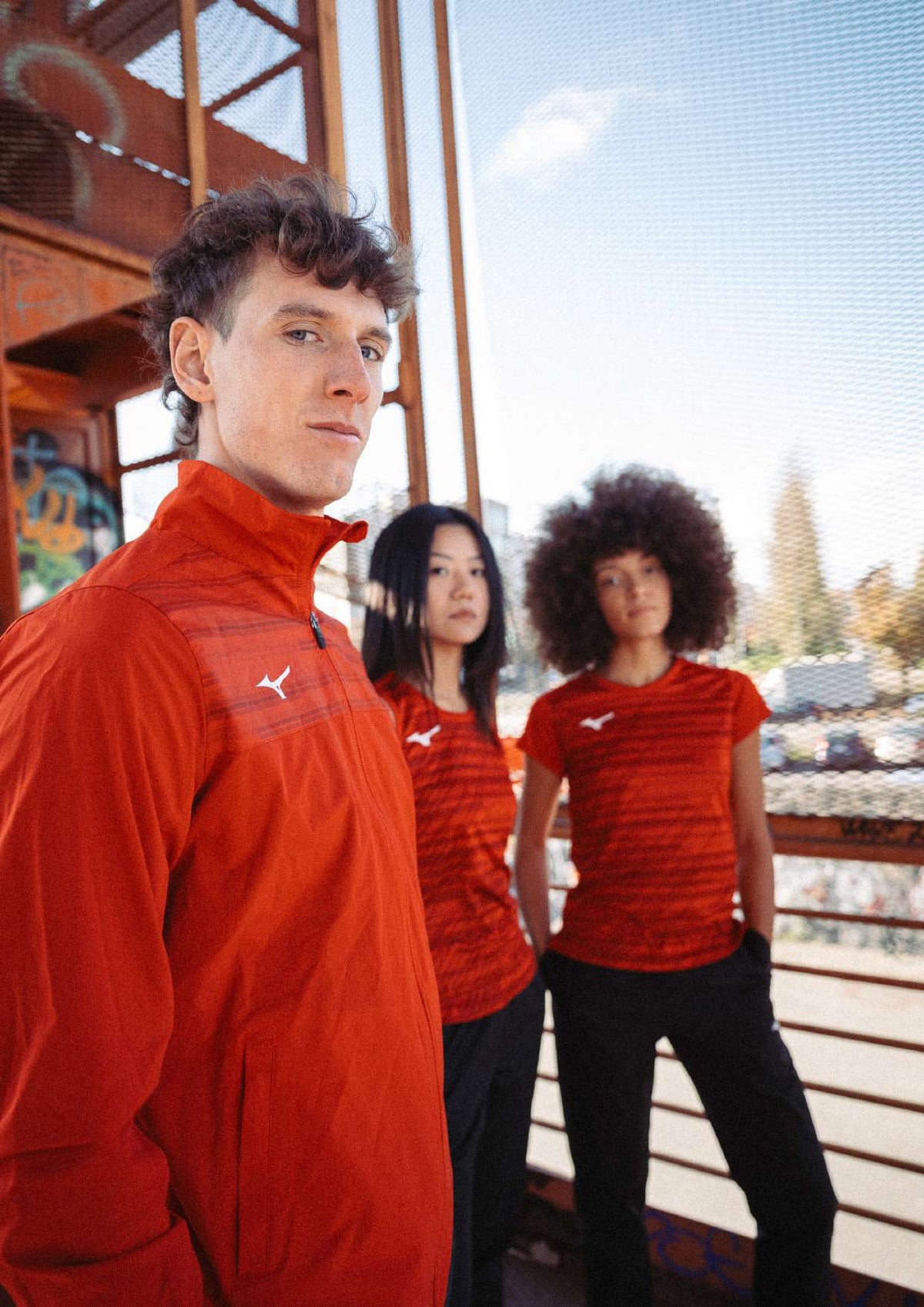 Mizuno Lifestyle | Chiba | Rote Jacke, Shirt und Top am Modell