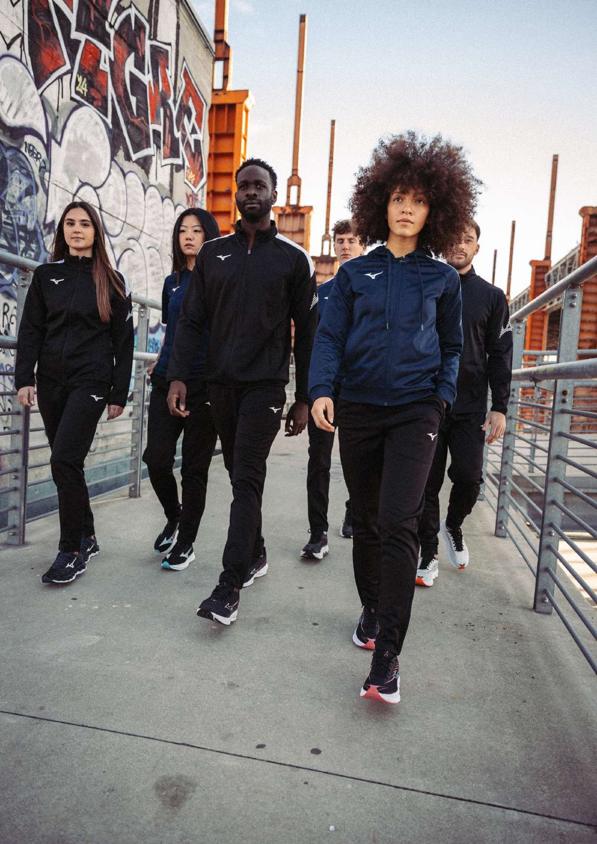 Mizuno Lifestyle | Big RB | Schwarze Trainingshosen am Modell