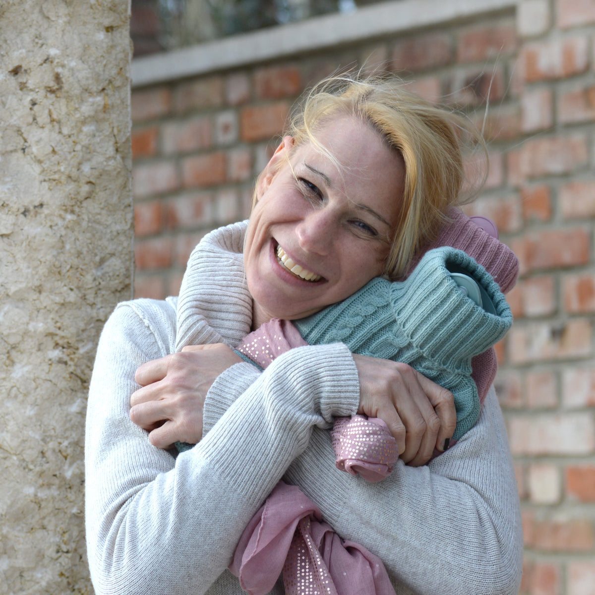 Wärmflasche Klassik 1,8 l mit Strickbezug pastell-rosa – Ansicht 2