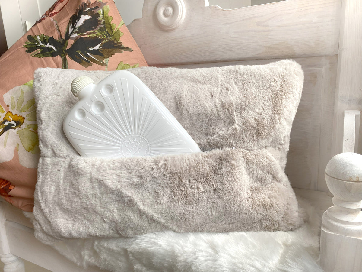 Designkissen Kairo Langhaar taupe mit Öko-Wärmflasche 2,0 l – Ansicht 3